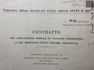 La signora ci mostra il contratto stipulato dal nonno magistrato con la Cooperativa Edilizia fra impiegati civili dello Stato